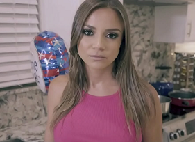 Madrasta gatinha quis provar a tora do seu jovem enteado